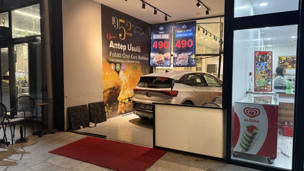 Küçükçekmece'de elektrikli araç pastaneye daldı!