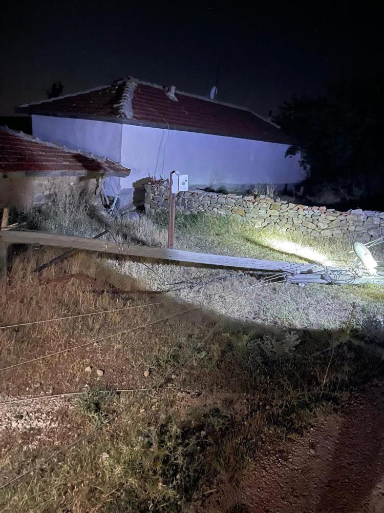 Ankara’da elektrik tellerine takılıp kaza yapan tır, yangına neden oldu!