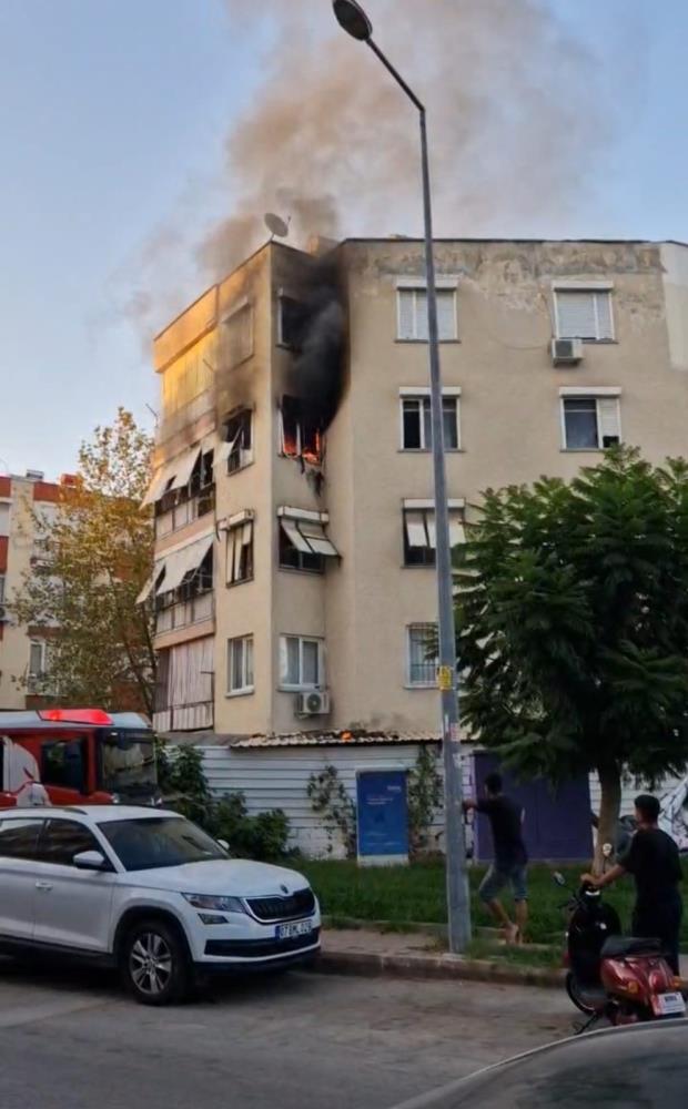 Antalya'da bir binada çıkan yangında mahsur kalan köpek kurtarıldı