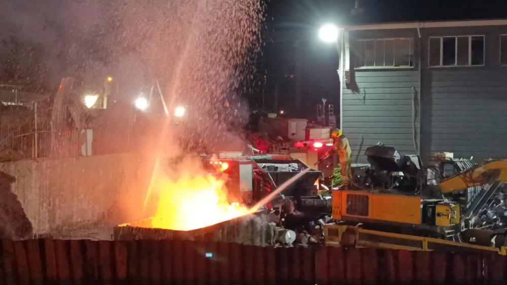 Bursa İnegöl’de geri dönüşüm tesisinde çıkan yangında itfaiye eri ağır yaralandı