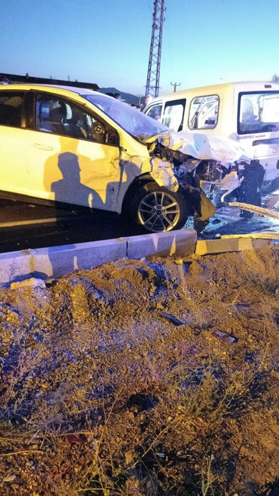 Isparta’nın Şarkikaraağaç ilçesinde meydana gelen kazada 5 kişi yaralandı