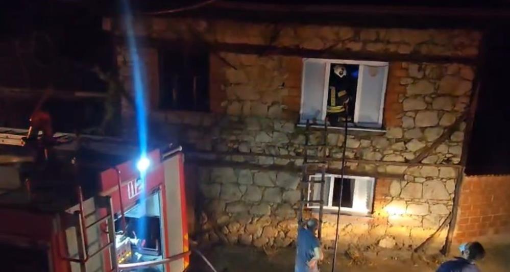 Tavşanlı'da çıkan yangında 4 ev kullanılamaz hale geldi