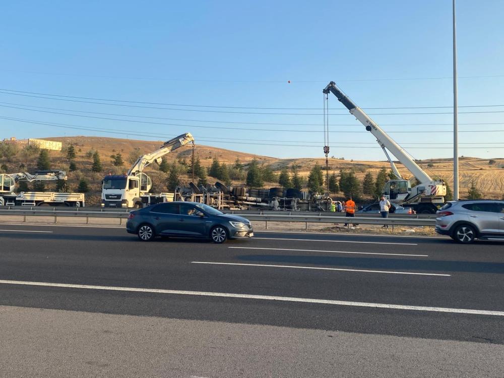 Ankara'da beton mikseri otomobilin üzerine devrildi, 6 kişi yaralandı