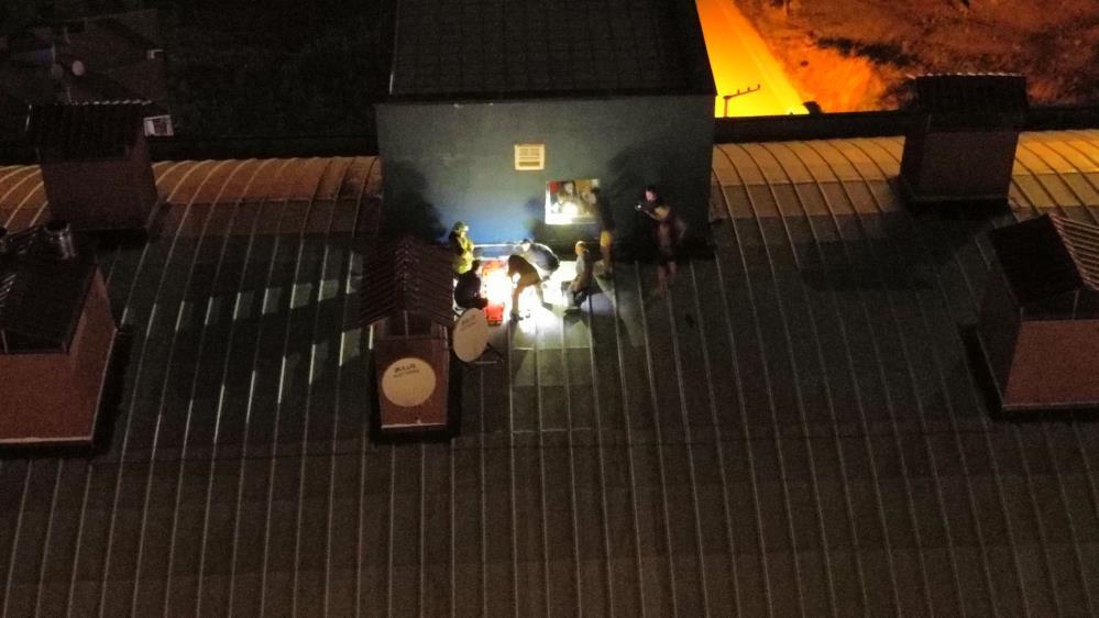 Düzce'de çatıya çıkan kızı kurtarmak isteyen kişilerde çatıda mahsur kaldı
