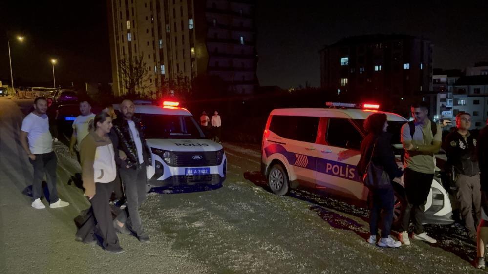 Düzce'de çatıya çıkan kızı kurtarmak isteyen kişilerde çatıda mahsur kaldı