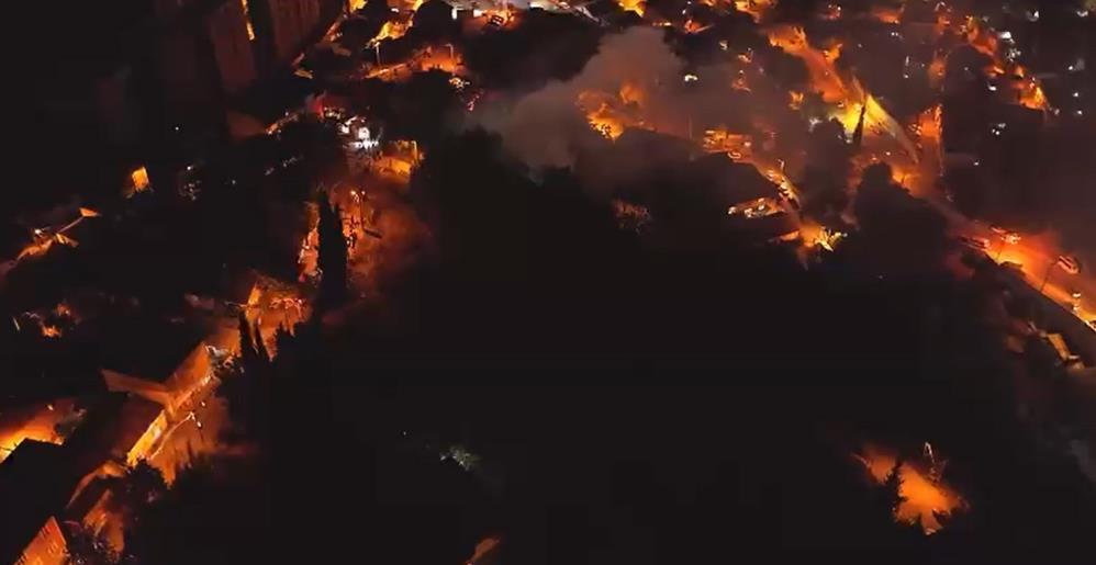 Kocaeli İzmit'te ormanlık alandaki baraka alevlere teslim oldu