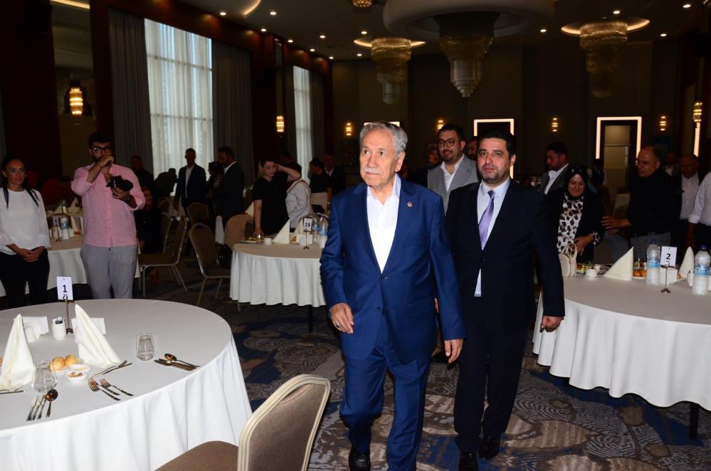 Arınç’tan Manisa’da AK Parti övgüsü: "Türkiye ne gördüyse AK Parti sayesinde gördü"