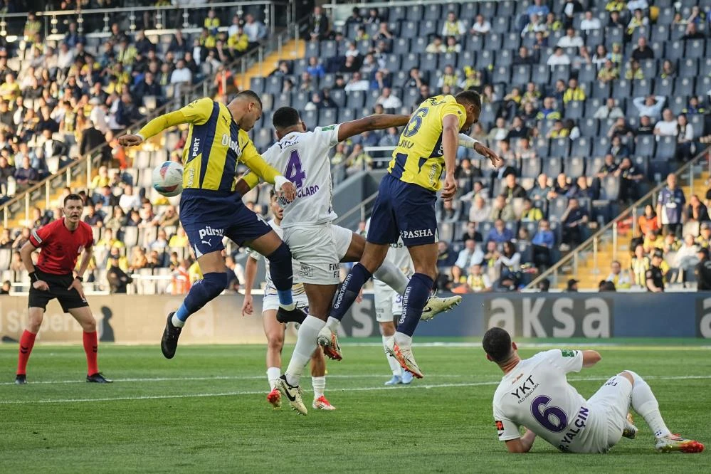 Fenerbahçe kazandı ama yetmedi: Kadıköy'de soğuk rüzgârlar!