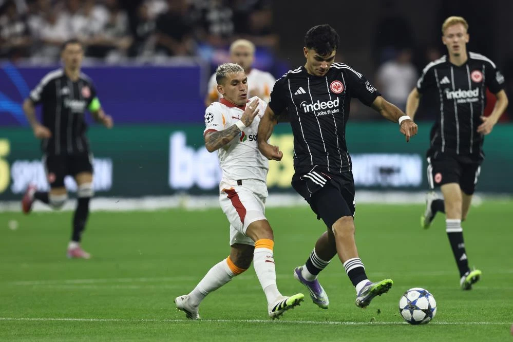 Galatasaray Eintracht Frankfurt deplasmanında paramparça oldu: Okan Buruk Avrupa'da yine takıldı!